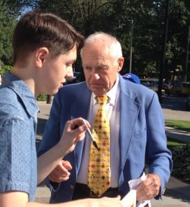 King Leatherbury signs autographs before the induction ceremony.