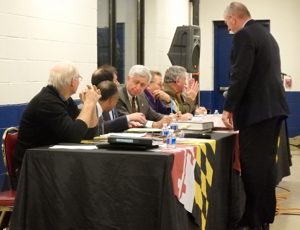 Commissioners discuss the issues at tonight's hearing. Chairman John McDaniel is seated at center. Photo by The Racing Biz.